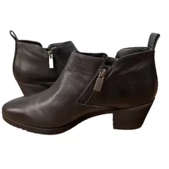 Like New!!! Vionic Cecily Ankle Bootie Boot Black Leather. Size 10W - Picture 3 of 11